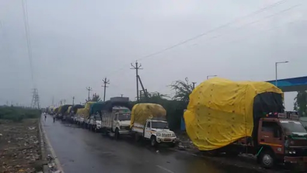 માર્કેટિંગ યાર્ડ બહાર વાહનોની લાઇન માર્કેટિંગ યાર્ડ બહાર વાહનોની લાઇન