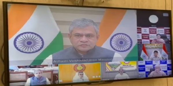 અશ્વિની વૈષ્ણવે ચક્રવાત મોન્થા માટેની તૈયારીઓની સમીક્ષા કરી