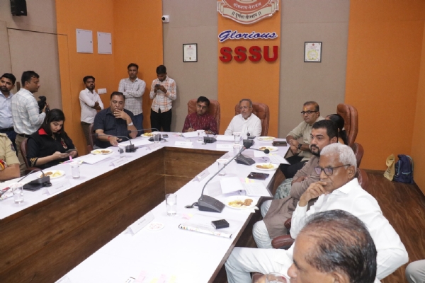 વરસાદના પગલે ઉભી થયેલી પરિસ્થિતિ અંગે બેઠક યોજતા મંત્રીઓ વરસાદના પગલે ઉભી થયેલી પરિસ્થિતિ અંગે બેઠક યોજતા મંત્રીઓ