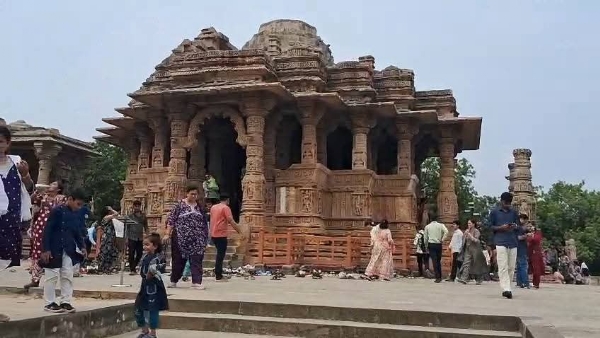 દિવાળી વેકેશનમાં મોઢેરા સૂર્ય મંદિર બન્યું પર્યટનનું હોટસ્પોટ — ઐતિહાસિક ધરોહર જોવા હજારો પ્રવાસીઓ ઉમટી પડ્યા