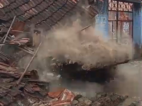 અમરેલીમાં કમોસમી વરસાદે મચાવી તબાહી : રાજુલાના આગરીયા ગામે મકાન ધરાશાયી, લાઇવ દ્રશ્યો સામે આવ્યા