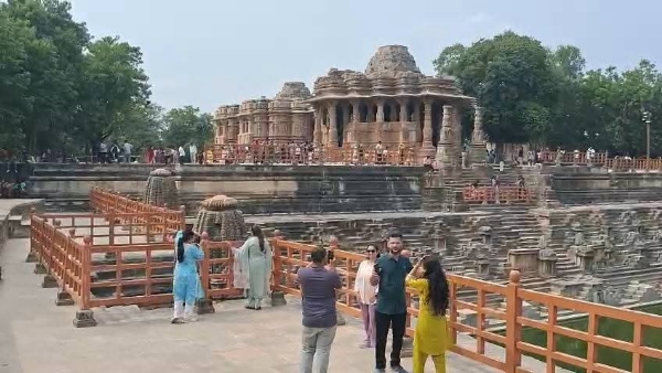 દિવાળી વેકેશનમાં મોઢેરા સૂર્ય મંદિર બન્યું પર્યટનનું હોટસ્પોટ — ઐતિહાસિક ધરોહર જોવા હજારો પ્રવાસીઓ ઉમટી પડ્યા