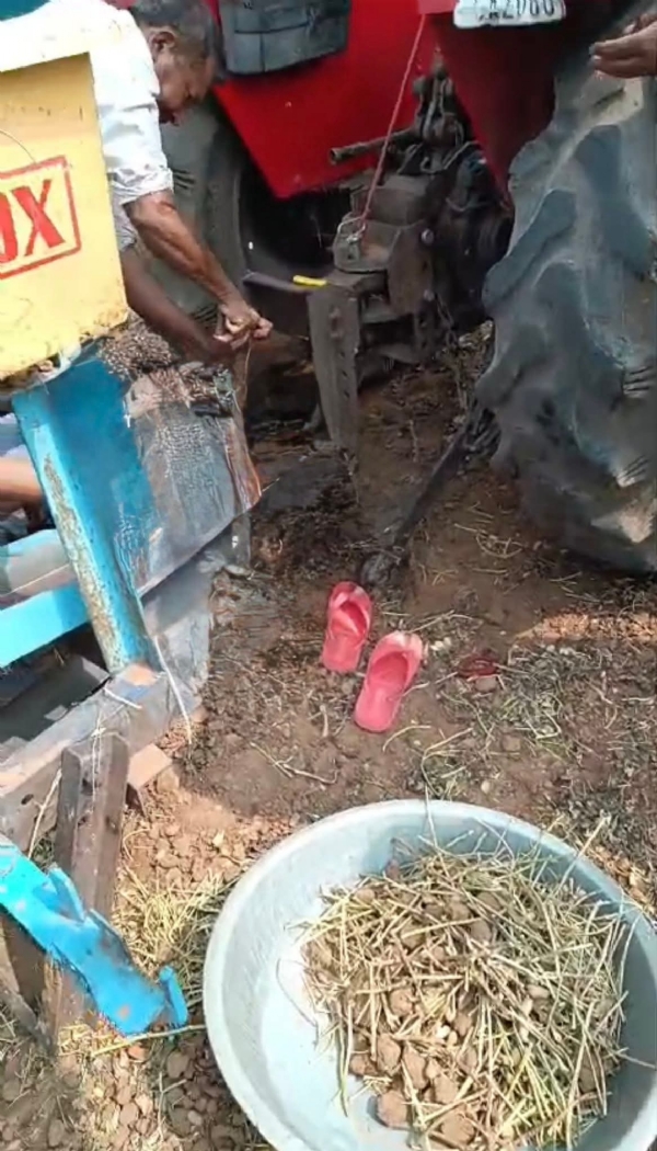 વિજાપુરના મોતીપુરા નજીક ખેતરમાં કરુણ દુર્ઘટના — થ્રેસરમાં ખેંચાઈ જતાં મહિલાનું મોત વિજાપુરના મોતીપુરા નજીક ખેતરમાં કરુણ દુર્ઘટના — થ્રેસરમાં ખેંચાઈ જતાં મહિલાનું મોત