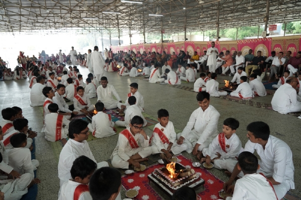 15,666 બાળ-બાલિકાઓએ ‘સત્સંગ દીક્ષા’ ગ્રંથનાં 315 શ્લોક કંઠસ્થ કરી નોંધાવ્યો અનોખો રેકોર્ડ 15,666 બાળ-બાલિકાઓએ ‘સત્સંગ દીક્ષા’ ગ્રંથનાં 315 શ્લોક કંઠસ્થ કરી નોંધાવ્યો અનોખો રેકોર્ડ