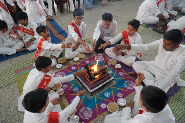 15,666 બાળ-બાલિકાઓએ ‘સત્સંગ દીક્ષા’ ગ્રંથનાં 315 શ્લોક કંઠસ્થ કરી નોંધાવ્યો અનોખો રેકોર્ડ 15,666 બાળ-બાલિકાઓએ ‘સત્સંગ દીક્ષા’ ગ્રંથનાં 315 શ્લોક કંઠસ્થ કરી નોંધાવ્યો અનોખો રેકોર્ડ