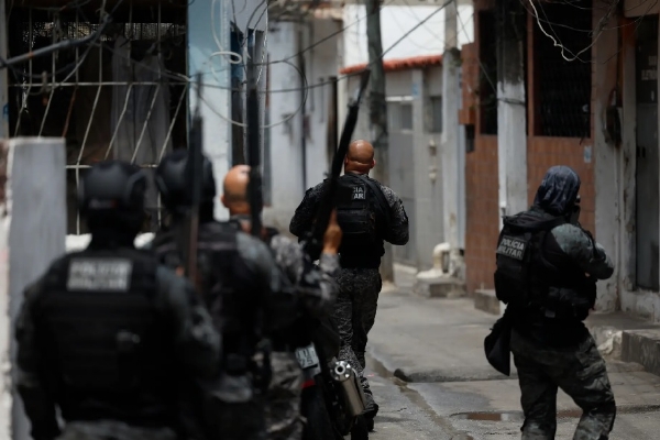 બ્રાઝિલના રિયો ડી જાનેરોમાં કમાન્ડો વર્મેલ્હો ડ્રગ કાર્ટેલ સામે લશ્કરી અને પોલીસ કાર્યવાહી,64 લોકોના મોત બ્રાઝિલના રિયો ડી જાનેરોમાં કમાન્ડો વર્મેલ્હો ડ્રગ કાર્ટેલ સામે લશ્કરી અને પોલીસ કાર્યવાહી,64 લોકોના મોત