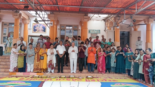 પોરબંદરમાં જલારામબાપા ની 226 ફૂટની રંગોળી તૈયાર કરાય. પોરબંદરમાં જલારામબાપા ની 226 ફૂટની રંગોળી તૈયાર કરાય.