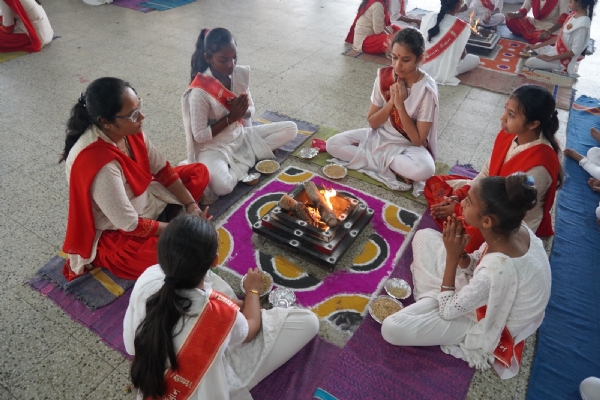 15,666 બાળ-બાલિકાઓએ ‘સત્સંગ દીક્ષા’ ગ્રંથનાં 315 શ્લોક કંઠસ્થ કરી નોંધાવ્યો અનોખો રેકોર્ડ 15,666 બાળ-બાલિકાઓએ ‘સત્સંગ દીક્ષા’ ગ્રંથનાં 315 શ્લોક કંઠસ્થ કરી નોંધાવ્યો અનોખો રેકોર્ડ