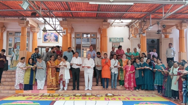 પોરબંદરમાં જલારામબાપા ની 226 ફૂટની રંગોળી તૈયાર કરાય. પોરબંદરમાં જલારામબાપા ની 226 ફૂટની રંગોળી તૈયાર કરાય.