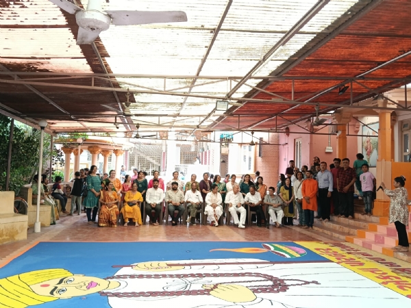 પોરબંદરમાં જલારામબાપા ની 226 ફૂટની રંગોળી તૈયાર કરાય. પોરબંદરમાં જલારામબાપા ની 226 ફૂટની રંગોળી તૈયાર કરાય.