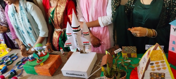 વિદ્યાર્થીનીઓએ ‘કચરામાંથી કલા’ દર્શાવી