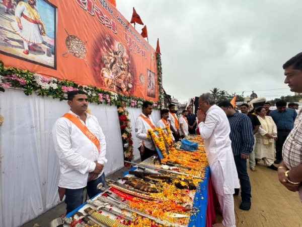 પોરબંદરમાં વિશ્વ હિન્દુ પરિષદ-  બજરંગદળ દ્વારા શસ્ત્ર પૂજન કરાયું.