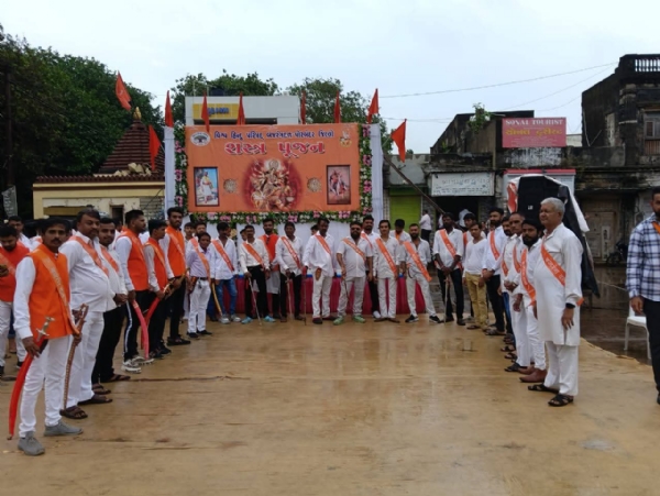 પોરબંદરમાં વિશ્વ હિન્દુ પરિષદ-  બજરંગદળ દ્વારા શસ્ત્ર પૂજન કરાયું.