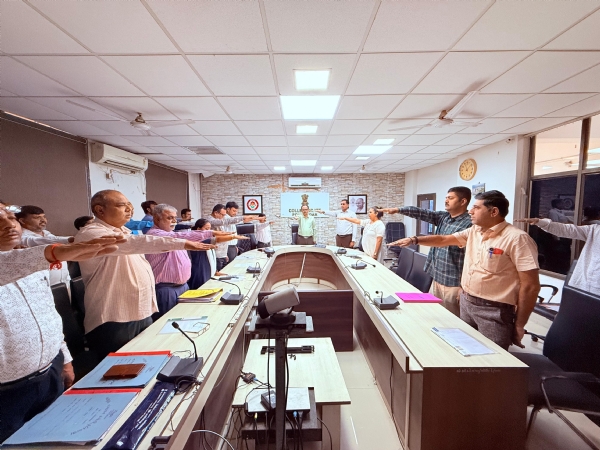 પોરબંદર જિલ્લા કલેકટર કચેરી સહિતની વિવિધ સરકારી કચેરીઓમાં “રાષ્ટ્રીય એકતાના શપથ લેવાયા. પોરબંદર જિલ્લા કલેકટર કચેરી સહિતની વિવિધ સરકારી કચેરીઓમાં “રાષ્ટ્રીય એકતાના શપથ લેવાયા.