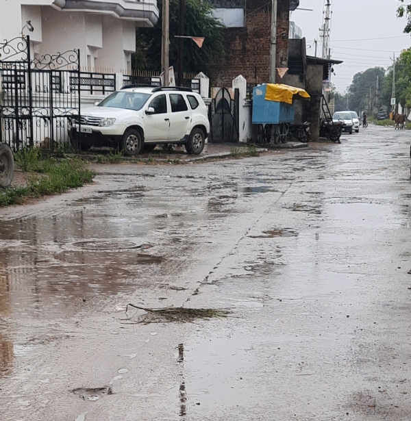 સિદ્ધપુરમાં દિવસ દરમિયાન ધીમો વરસાદ, રસ્તાઓ પર પાણી ભરાયા સિદ્ધપુરમાં દિવસ દરમિયાન ધીમો વરસાદ, રસ્તાઓ પર પાણી ભરાયા