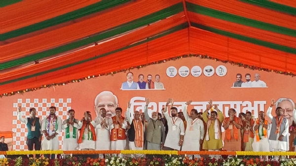 જંગલ રાજના શિકારીઓ અહીંના લોકોને ગેરમાર્ગે દોરી રહ્યા છે નરેન્દ્ર મોદી