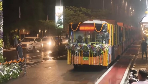 प्रधानमंत्री मोदी बस को हरी झंडी दिखाते हुए प्रधानमंत्री मोदी बस को हरी झंडी दिखाते हुए