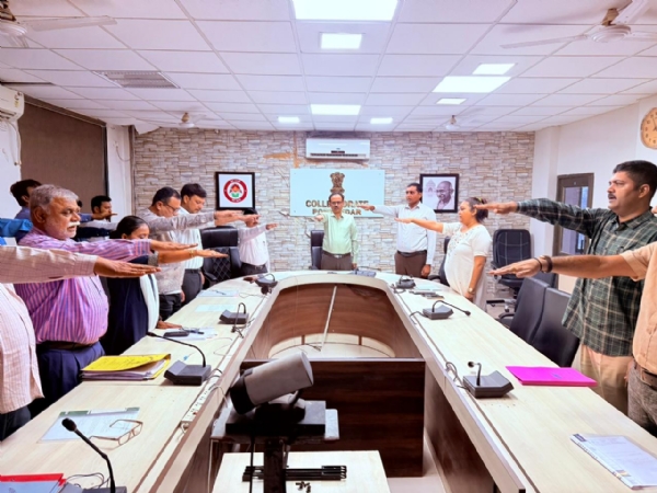 પોરબંદર જિલ્લા કલેકટર કચેરી સહિતની વિવિધ સરકારી કચેરીઓમાં “રાષ્ટ્રીય એકતાના શપથ લેવાયા. પોરબંદર જિલ્લા કલેકટર કચેરી સહિતની વિવિધ સરકારી કચેરીઓમાં “રાષ્ટ્રીય એકતાના શપથ લેવાયા.