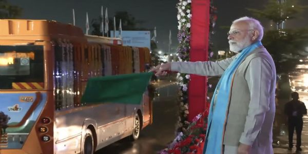 સ્ટેચ્યુ ઓફ યુનિટી ખાતે વડાપ્રધાન મોદીના હસ્તે રૂ.૩૦ કરોડના ખર્ચે તૈયાર ૨૫ નવી ઈ-બસોને ફલેગ ઓફ