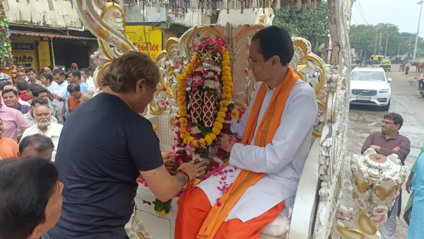 જલારામ બાપાની પ્રતિમાની પુષ્પગુછ હારતોરા