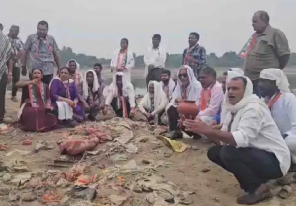 પાટણમાં પાણીની તંગી પર શહેર કોંગ્રેસનો અનોખો વિરોધ: સિદ્ધિ સરોવર ખાતે નગરપાલિકાનું ‘બેસણું’