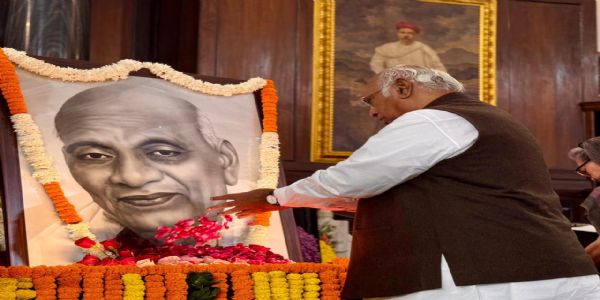 મલ્લિકાર્જુન ખડગે, સોનિયા ગાંધી અને રાહુલ ગાંધીએ સરદાર પટેલની 150 જન્મજયંતિ નિમિત્તે સંસદ ભવનમાં શ્રદ્ધાંજલિ