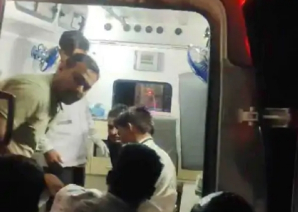 અનાવાડા રોડ પર  રીક્ષા અને બાઈક વચ્ચે ગંભીર અકસ્માત,પોલીસ કર્મચારીની ત્વરિત માનવતાભરી કામગીરીથી બે ઇજાગ્રસ્તોના પ્રાણ બચ્યા અનાવાડા રોડ પર  રીક્ષા અને બાઈક વચ્ચે ગંભીર અકસ્માત,પોલીસ કર્મચારીની ત્વરિત માનવતાભરી કામગીરીથી બે ઇજાગ્રસ્તોના પ્રાણ બચ્યા