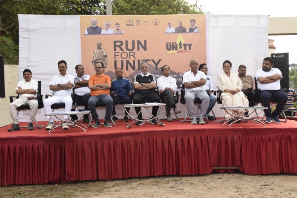 પોરબંદર ખાતે વન અને પર્યાવરણ મંત્રી  અર્જુન મોઢવાડિયાની ઉપસ્થિતિમાં ‘રન ફોર યુનિટી’ કાર્યક્રમ યોજાયો.