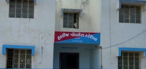 હારીજ-વાઘેલ રોડ પરના ગોડાઉનમાંથી 55 મણ એરંડાની ચોરી હારીજ-વાઘેલ રોડ પરના ગોડાઉનમાંથી 55 મણ એરંડાની ચોરી