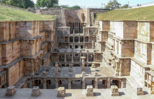 રાણકીવાવ જવાનો માર્ગ તૂટેલો, પર્યટકો અને સ્થાનિકોને મુશ્કેલી રાણકીવાવ જવાનો માર્ગ તૂટેલો, પર્યટકો અને સ્થાનિકોને મુશ્કેલી