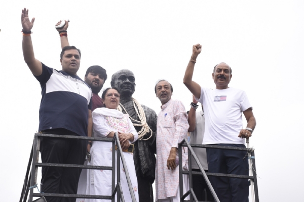 લોહપુરુષ  સરદાર વલ્લભભાઈ પટેલ લોહપુરુષ  સરદાર વલ્લભભાઈ પટેલ