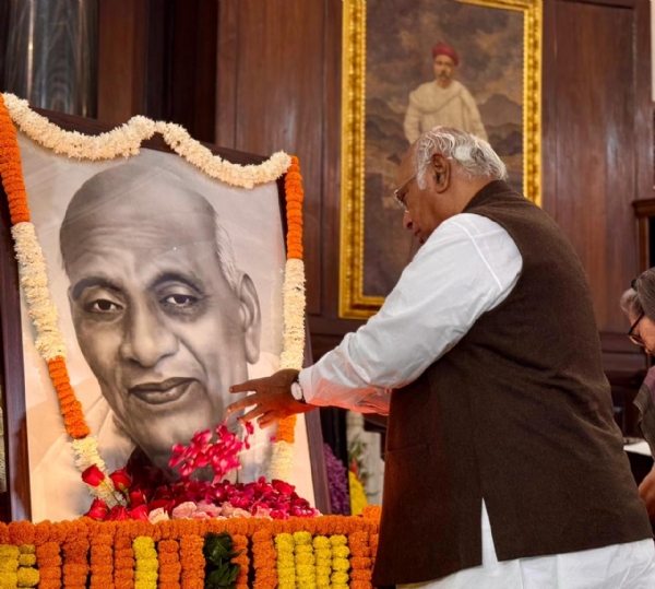 મલ્લિકાર્જુન ખડગે, સોનિયા ગાંધી અને રાહુલ ગાંધીએ સરદાર પટેલની 150 જન્મજયંતિ નિમિત્તે સંસદ ભવનમાં શ્રદ્ધાંજલિ મલ્લિકાર્જુન ખડગે, સોનિયા ગાંધી અને રાહુલ ગાંધીએ સરદાર પટેલની 150 જન્મજયંતિ નિમિત્તે સંસદ ભવનમાં શ્રદ્ધાંજલિ