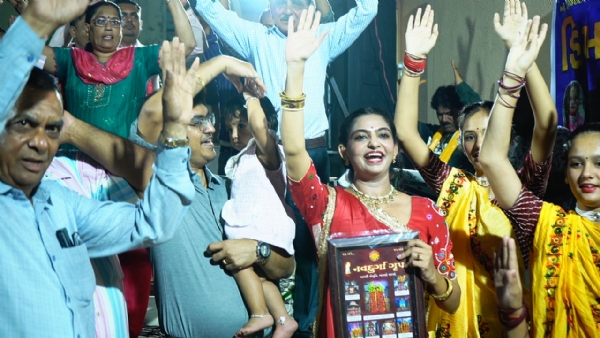 કડીમાં કથકથી માતાજીને ભક્તિભરી વિદાય — 200 વર્ષની પરંપરામાં કળાનું અનોખું સંમેલન