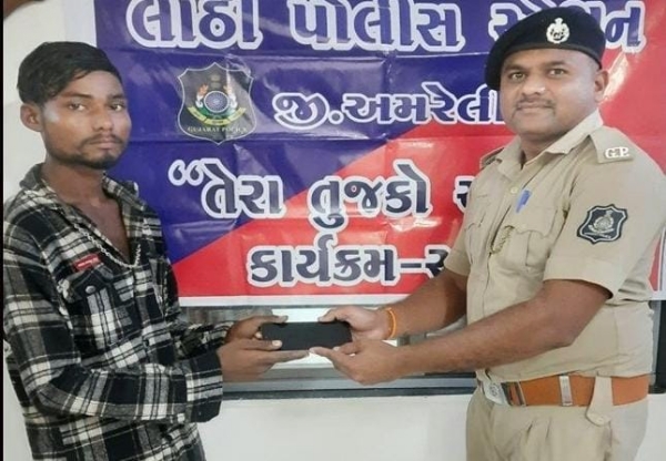 તેરા તુજકો અર્પણ” કાર્યક્રમ અંતર્ગત લાઠી પોલીસે ગુમ થયેલો મોબાઇલ શોધી અરજદારને પરત આપ્યો