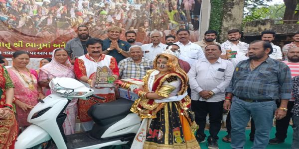 ક્રિષ્ના ગરબી મંડળ વેરાવળ, બાળાઓને ઈનામ વિતરણ કરવામાં આવ્યું
