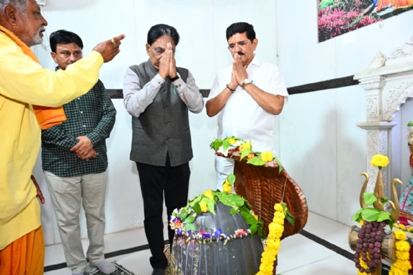 મહેસાણા સ્થિત શ્રી કાશી વિશ્વનાથ મહાદેવ મંદિરનું શ્રદ્ધાભાવપૂર્ણ દર્શન — કેબિનેટ મંત્રી ઋષિકેશ પટેલ અને સાંસદ હરિભાઈએ દર્શન કર્યા