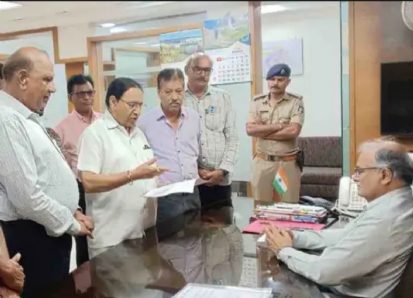 શહેરના વચ્ચે ગેરકાયદેસર ટ્રેગ મોલથી પ્રદૂષણનો ત્રાસ, રહીશોએ કલેક્ટરને માંગણી કરી