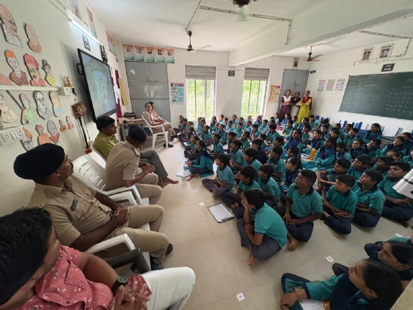અમરેલી જિલ્લામાં “MISSION SMILE” અંતર્ગત બાળકોને ગુડ ટચ – બેડ ટચ અંગે જાગૃતિ