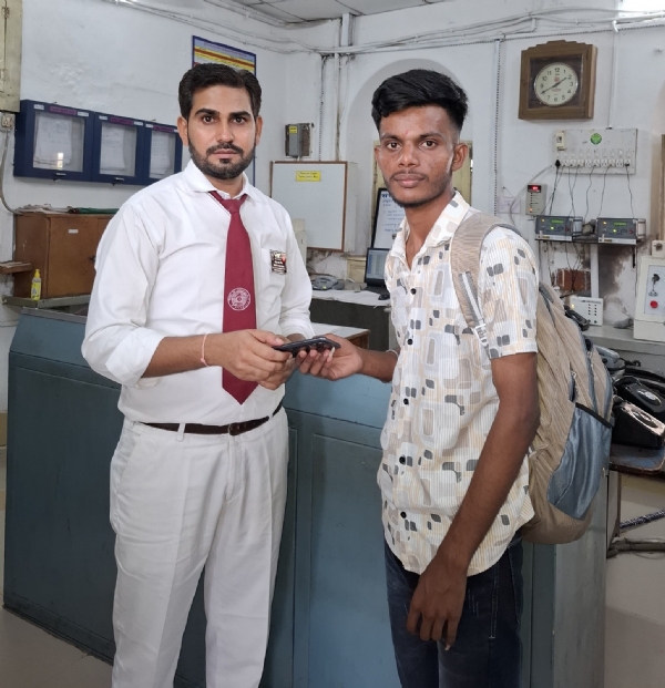 ₹13,500 કિંમતનો મોબાઇલ ફોન