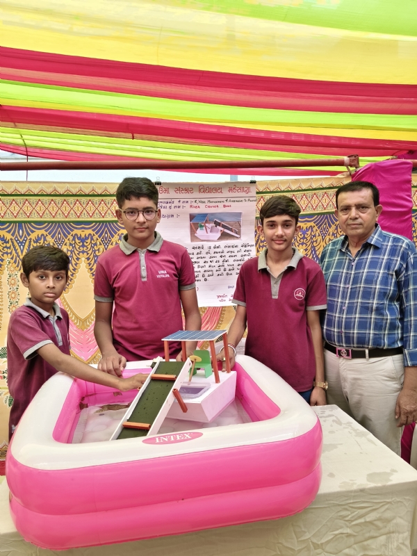 નદીની સફાઈ માટે મહેસાણાના વિદ્યાર્થીઓનો અનોખો ઈનોવેશન — “રીવર ક્લીનર બોટ” બની શકે પરિવર્તનનું સાધન
