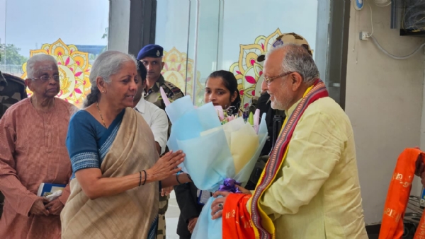 કેન્દ્રીય નાણાં પ્રધાન નિર્મલા સીતારમણ અયોધ્યા પહોંચ્યા