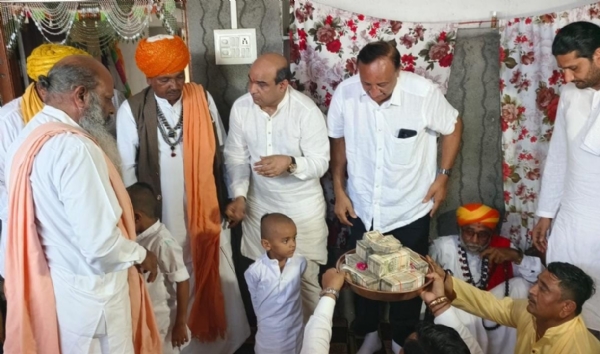 શહીદના દીકરાને સુરતના બિલ્ડર વિજય ભરવાડ દ્વારા 21 લાખની સહાય