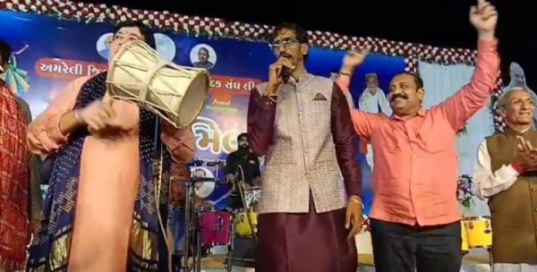 અમરેલીના શરદોત્સવમાં દિલીપ સંઘાણીનો ઝૂમતો અંદાજ — ડાક ડમરુના તાલે લોકગાયીકા સાથે નાચી ઉઠ્યા સહકારી આંદોલનના શિલ્પી