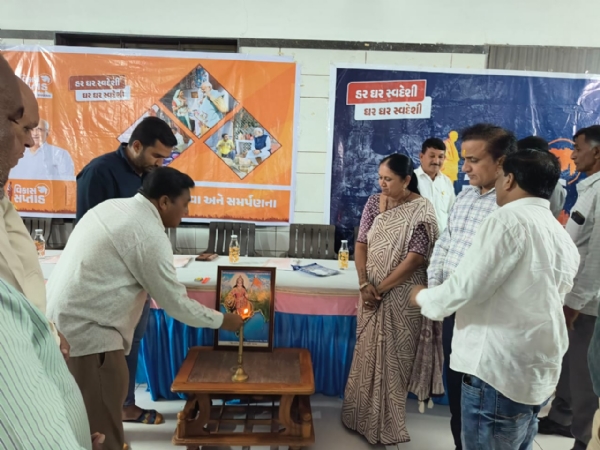 વિકાસરથને ઉમળકાભેર આવકાર આપતા કાજલીના ગ્રામજન