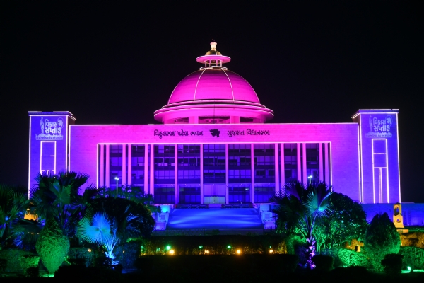 ગાંધીનગર રોશનીથી ઝળહળી ઉઠ્યું
