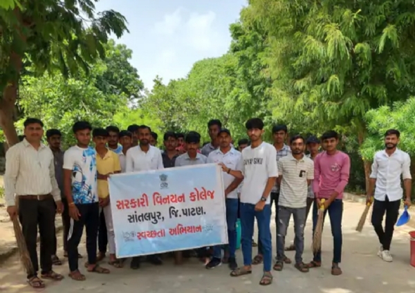 સાંતલપુર સરકારી વિનયન કોલેજમાં વિકાસ સપ્તાહ અંતર્ગત સામુદાયિક સ્વચ્છતા કાર્યક્રમ