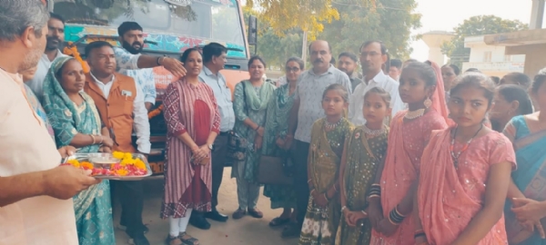 હસનપુર ગામે વિકાસ સપ્તાહ અંતર્ગત વિકાસ રથ દ્વારા આઇસીડીએસ યોજનાના લાભાર્થીઓને પેકેટ વિતરણ