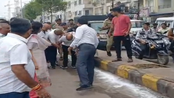 મ્યુનિસિપલ કમિશનર ગબડી પડ્યા