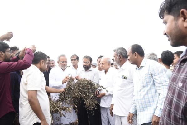 પોરબંદર જિલ્લામાં કમોસમી વરસાદના પગલે ઉભી થયેલી પરિસ્થિતિ અંગે અસરગ્રસ્ત ગામોની મુલાકાત કરતાં કેબિનેટ મંત્રી  અર્જુન મોઢવાડિયા.