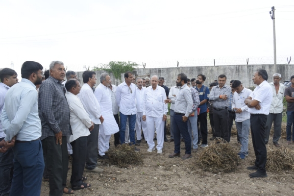 પોરબંદર જિલ્લામાં કમોસમી વરસાદના પગલે ઉભી થયેલી પરિસ્થિતિ અંગે અસરગ્રસ્ત ગામોની મુલાકાત કરતાં કેબિનેટ મંત્રી  અર્જુન મોઢવાડિયા.